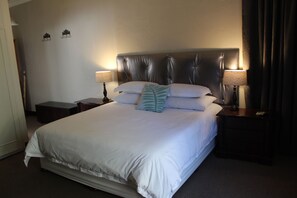 Quarto clássico, 1 cama King, geladeira e micro-ondas, no piso térreo | Roupas de cama premium, frigobar, individualmente decorados