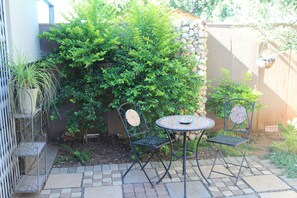 Quarto clássico, 1 cama King, geladeira e micro-ondas, no piso térreo | Vista do quarto