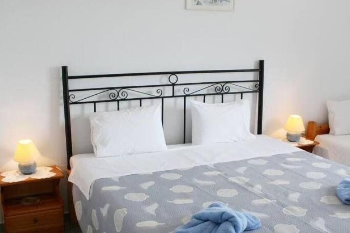 desk, free cots/infant beds, free wifi