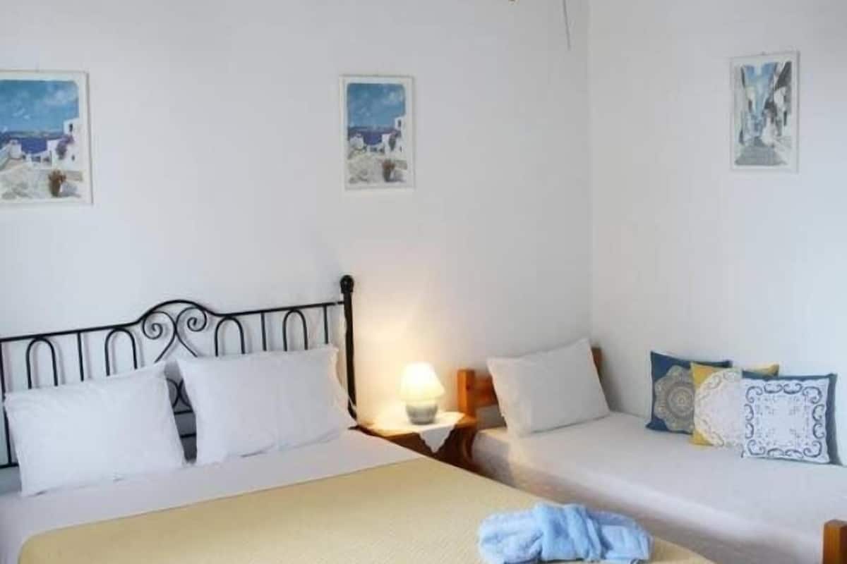 standard room | desk, free cots/infant beds, free wifi