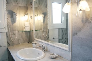 Bathroom sink - Bungalows Marina (Paros)