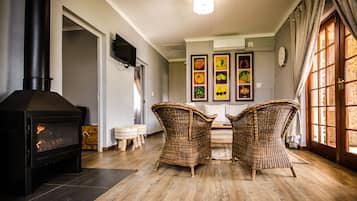 Witzenberg Cottage | Living room | TV, fireplace