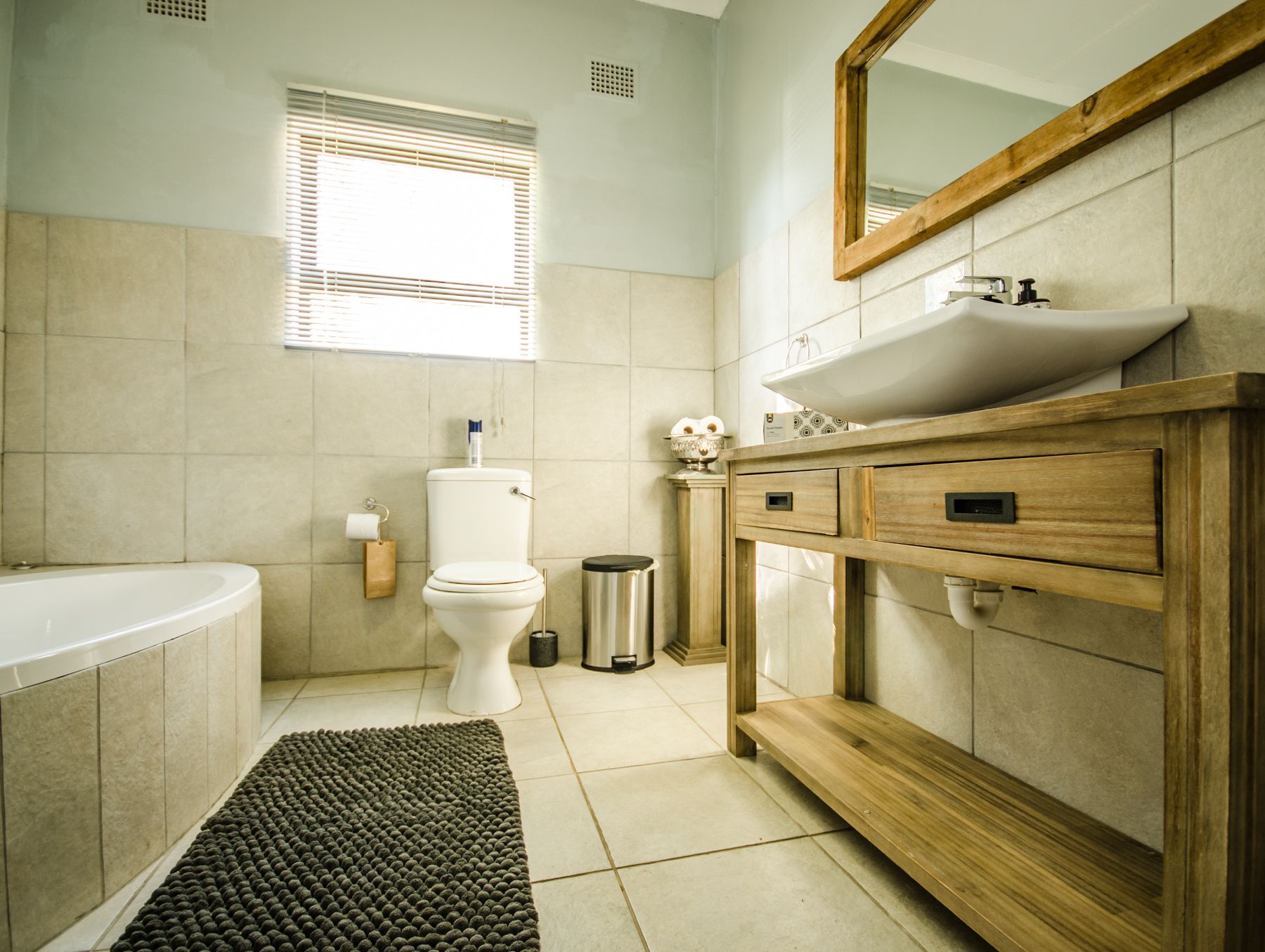 Un baño con inodoro, lavabo y bañera.
