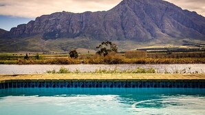 A swimming pool with a mountain backdrop. - Reflections Guest Farm (Tulbagh)