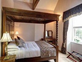 Ropa de cama de alta calidad y caja de seguridad en la habitación 