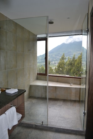 Standard Double Room | Bathroom | Shower, rainfall showerhead, free toiletries, hair dryer - Medina del Lago (Otavalo)