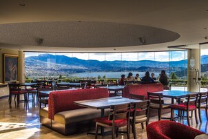 Desayuno continental diario (USD 20 por persona)