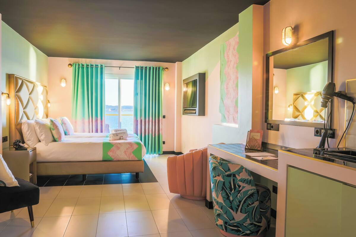 Minibar, laptop workspace, free WiFi, bed sheets