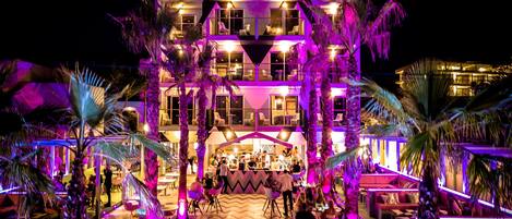 Overnatningsstedets facade – aften/nat