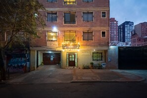 Vista frontal de la propiedad