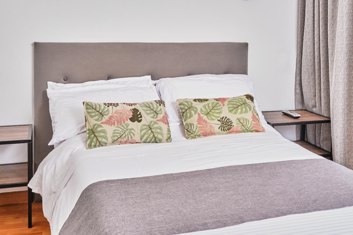 Hypo-allergenic bedding, desk, free WiFi, bed sheets