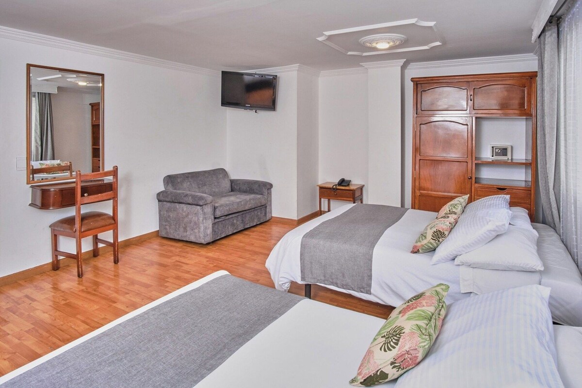 Ropa de cama hipoalergénica, escritorio, wifi gratis y ropa de cama