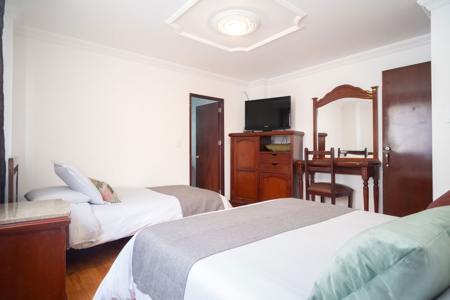 防过敏的被褥、办公桌、免费 WiFi、床单