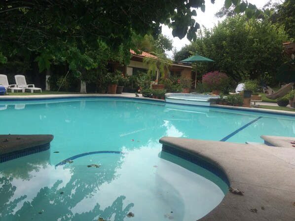 Outdoor pool, sun loungers - Quinta Tonali (Xochitepec)