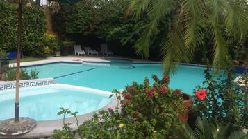 Piscine extérieure, chaises longues