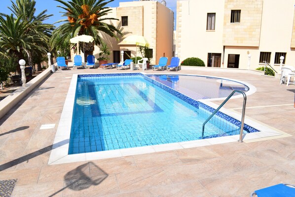 Außenpool, Sonnenschirme, Liegestühle