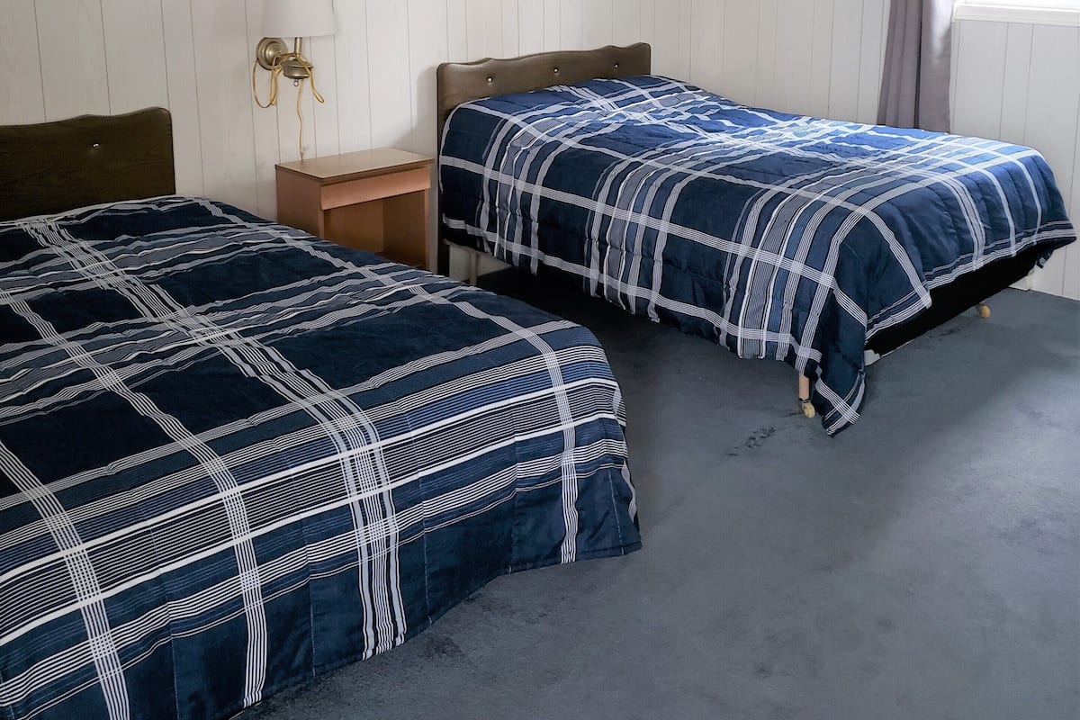 Standaard kamer, 2 tweepersoonsbedden, uitzicht op oceaan, uitzicht op zee | Een bureau, een strijkplank/strijkijzer, gratis babybedden