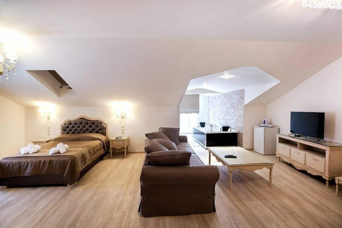 honeymoon studio suite | premium bedding, in-room safe, individually decorated, desk