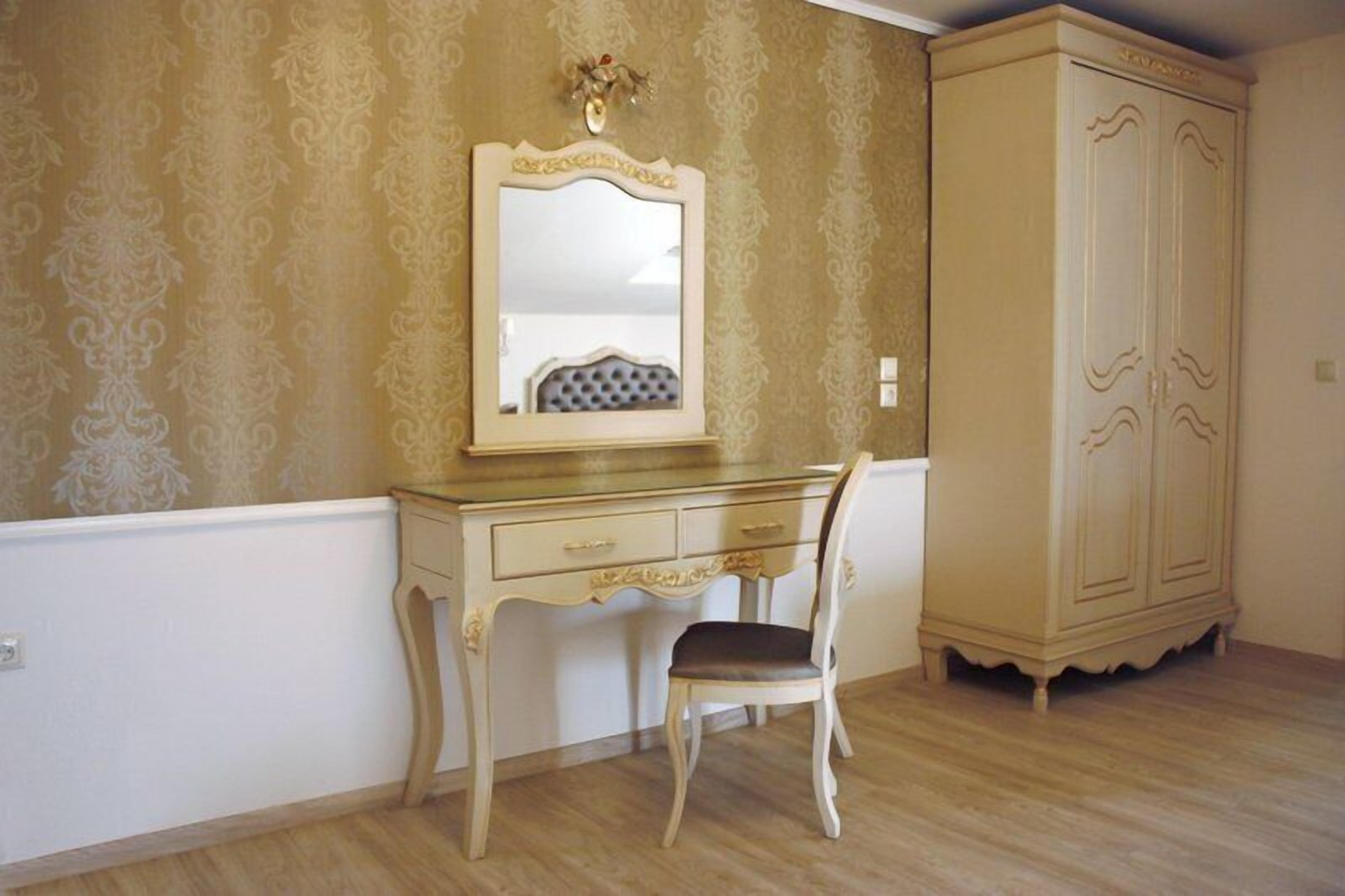 honeymoon studio suite | premium bedding, in-room safe, individually decorated, desk