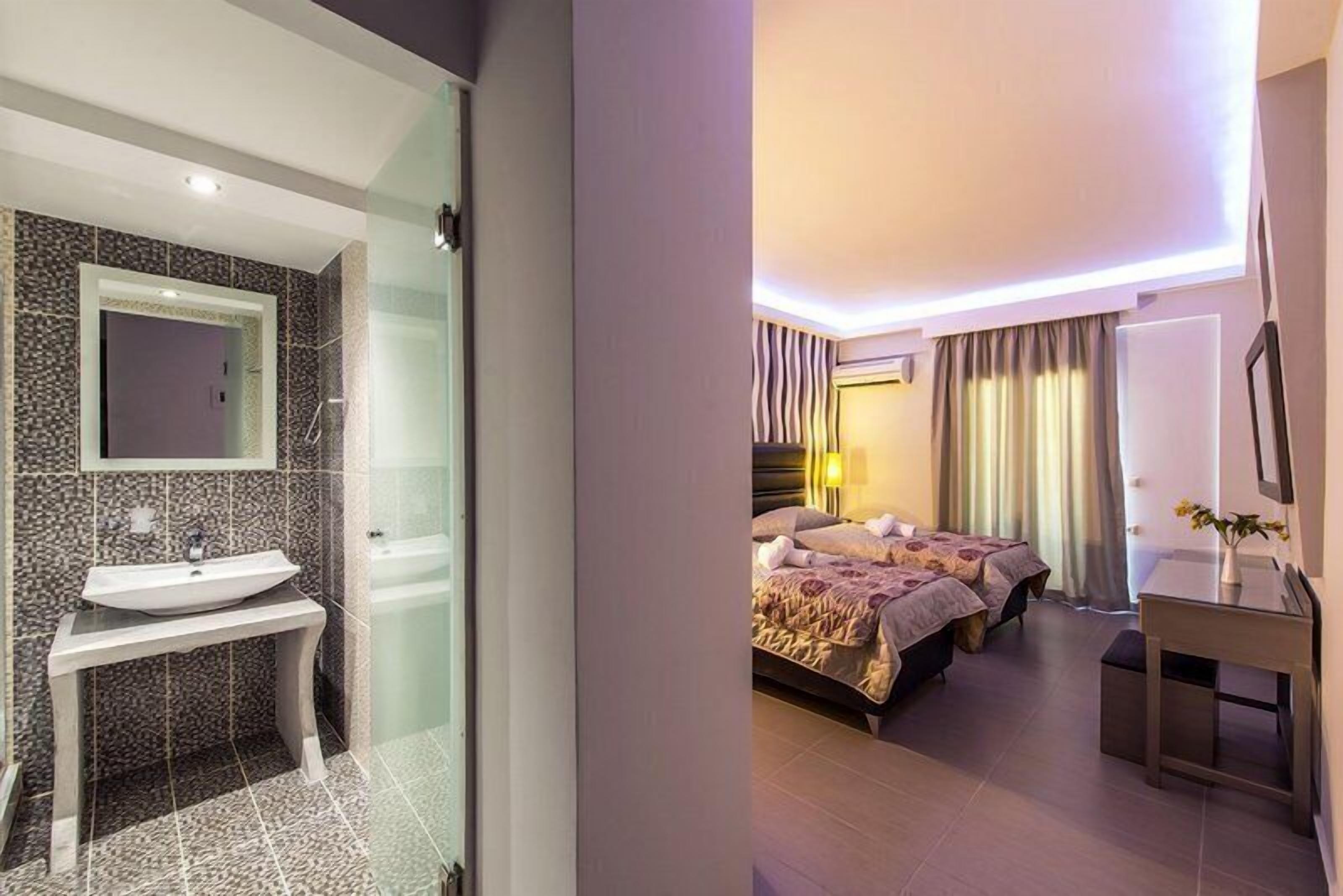 Superior Double or Twin Room | Bathroom | Shower, free toiletries, hair dryer, slippers