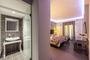 Superior kamer, 1 twee- of 2 eenpersoonsbedden | Badkamer | Een douche, gratis toiletartikelen, een haardroger, pantoffels