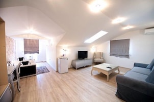 Ropa de cama de alta calidad y caja de seguridad en la habitación 