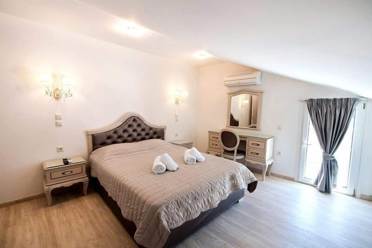 Suíte superior | 1 quarto, roupas de cama premium, cofres nos quartos
