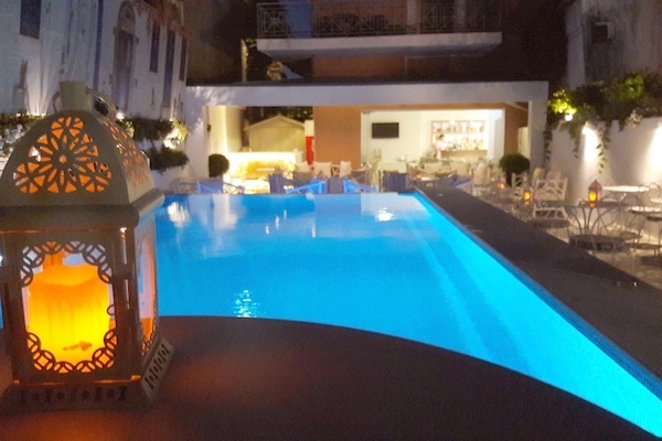 Sesongbasert utendørsbasseng og solsenger