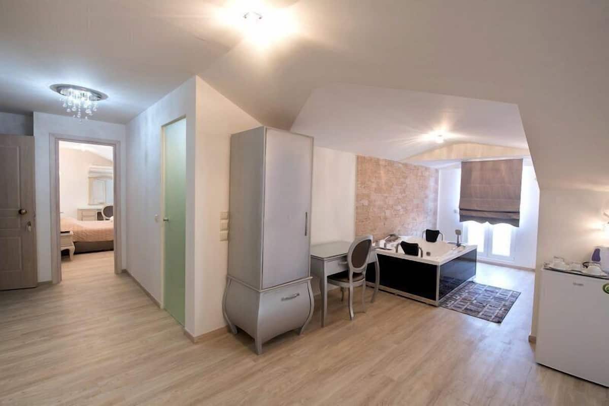 superior suite | premium bedding, in-room safe, individually decorated, desk