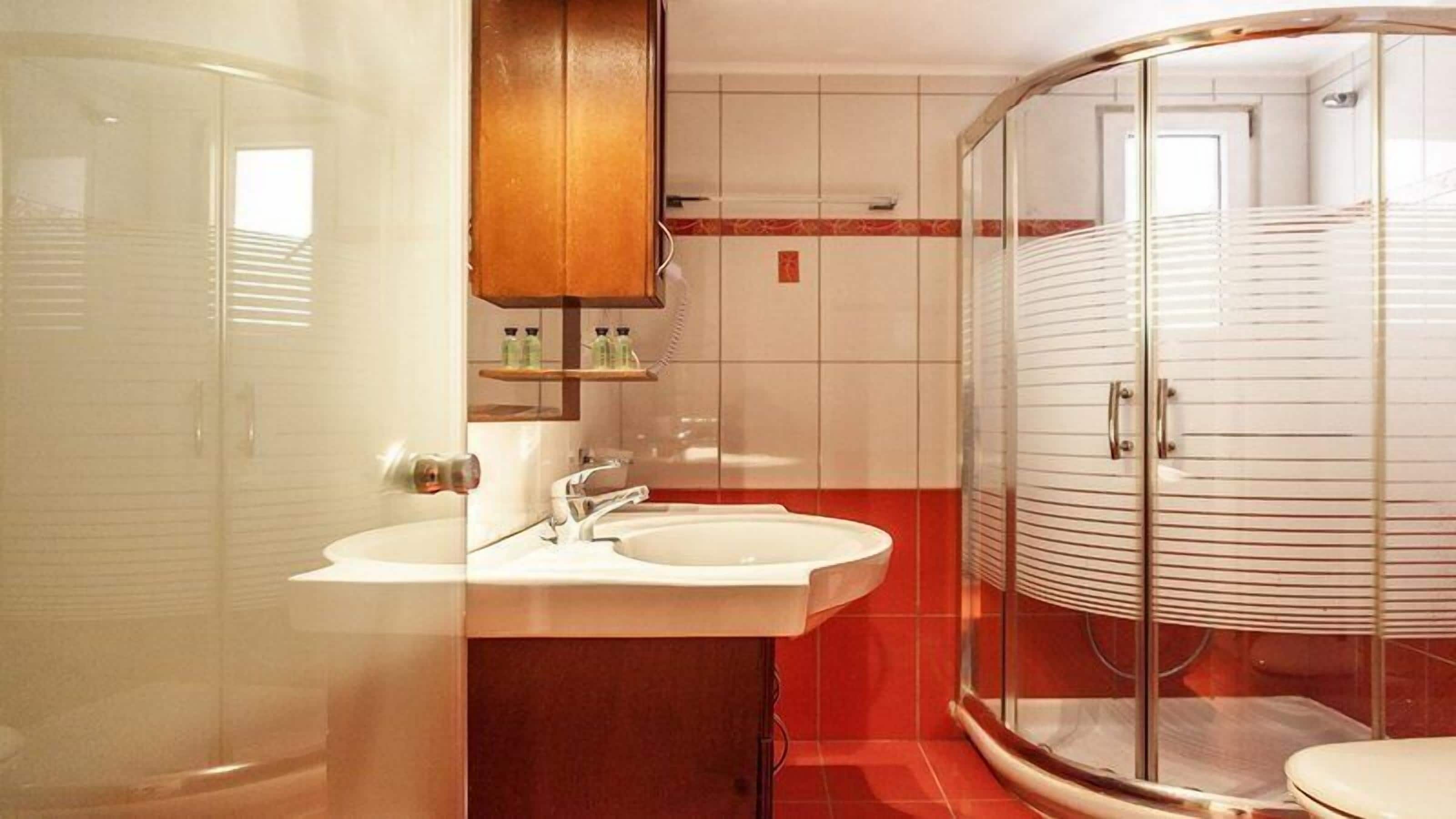 standard triple room | bathroom | shower, free toiletries, hair dryer, slippers