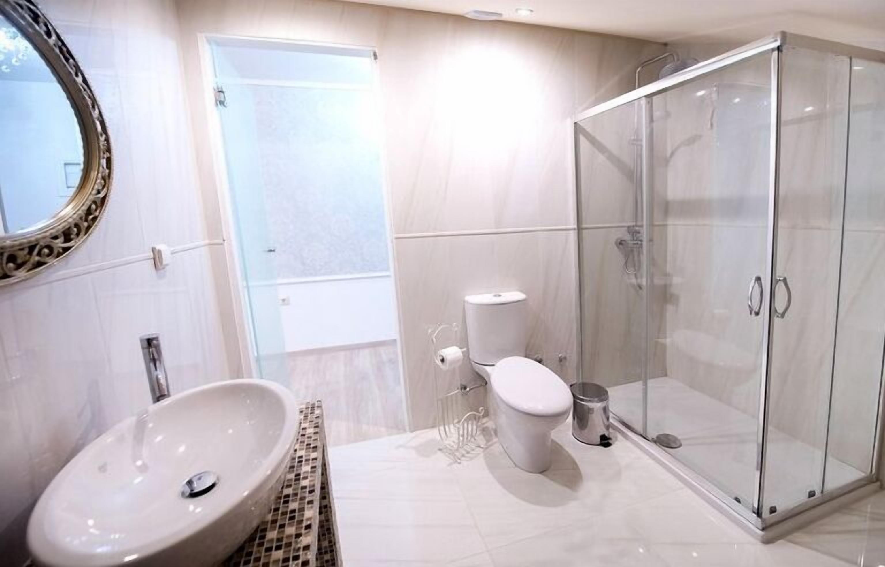 superior suite | bathroom | shower, free toiletries, hair dryer, slippers