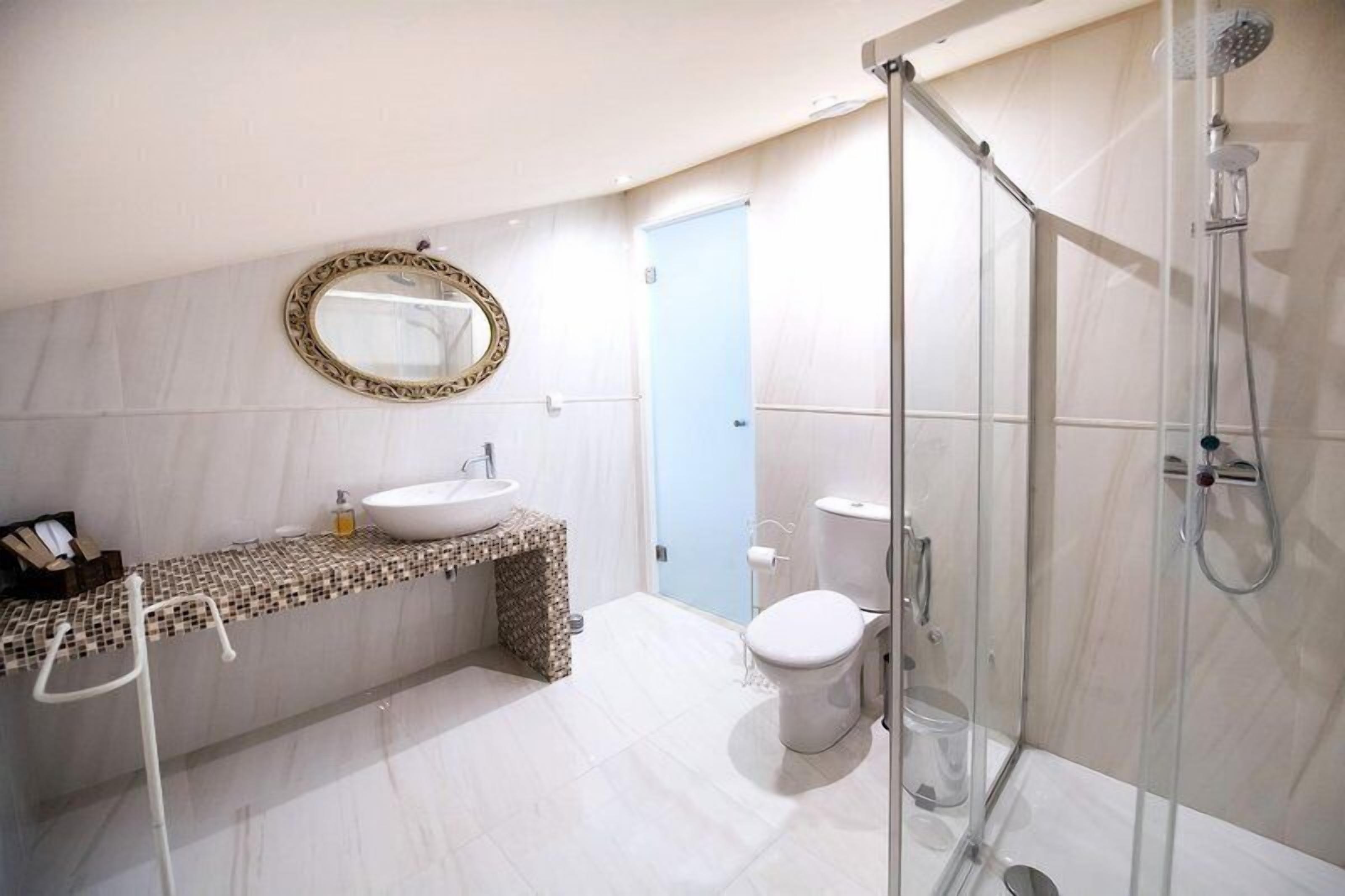 superior suite | bathroom | shower, free toiletries, hair dryer, slippers
