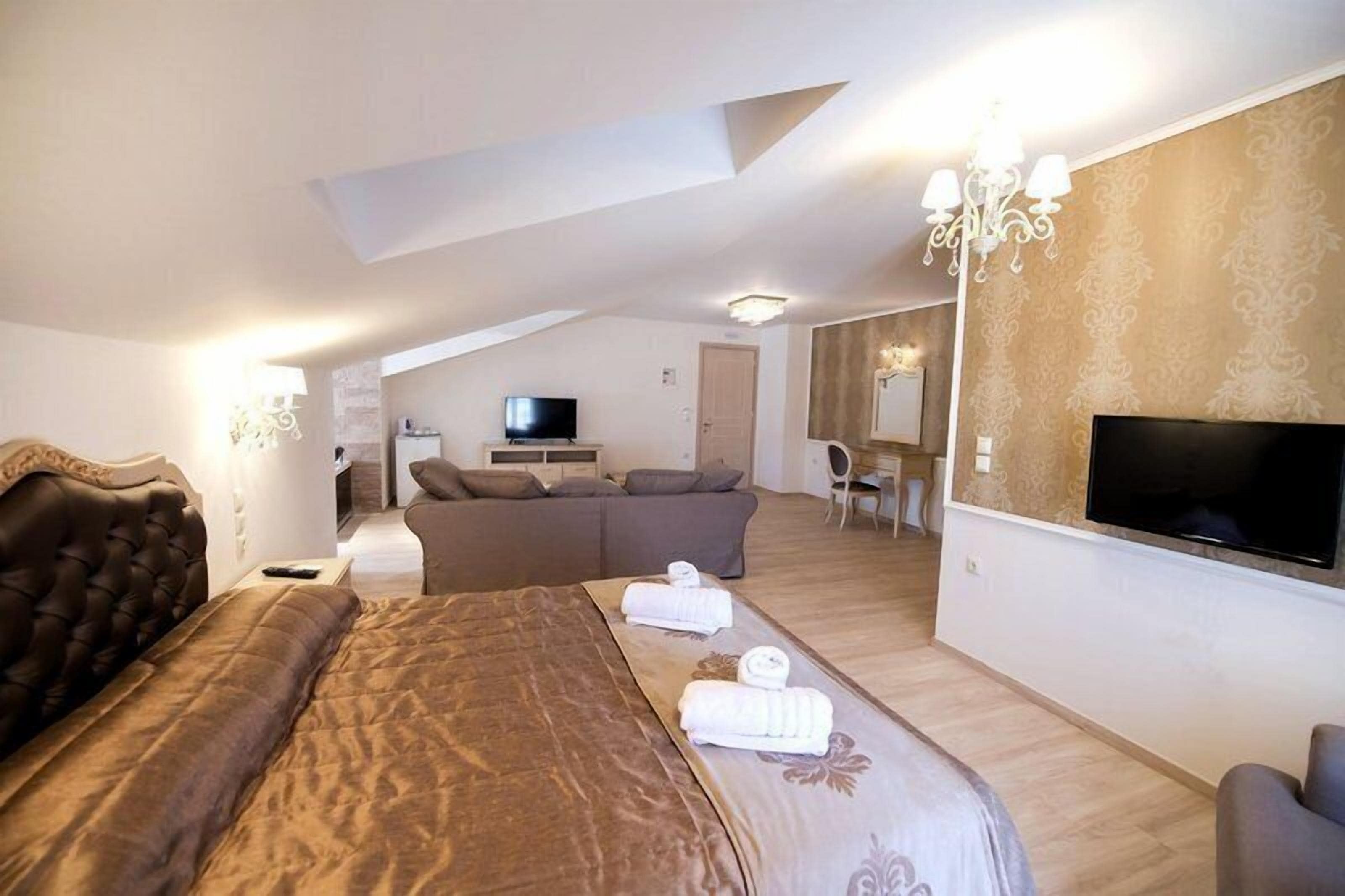 honeymoon studio suite | premium bedding, in-room safe, individually decorated, desk