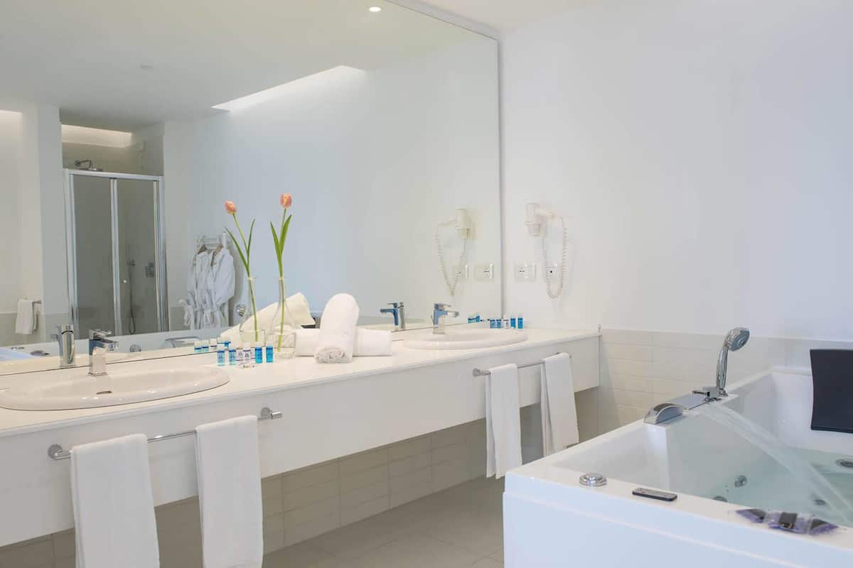 junior suite, sea view | bathroom | shower, free toiletries, hair dryer, bidet