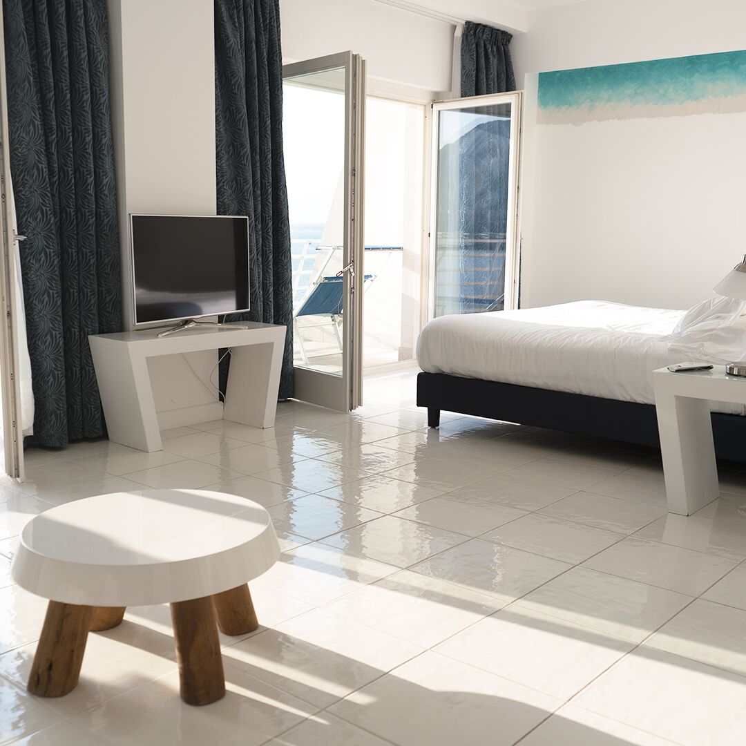 junior suite, sea view | 1 bedroom, minibar, in-room safe, desk