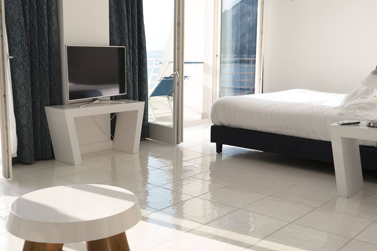 junior suite, sea view | 1 bedroom, minibar, in-room safe, desk