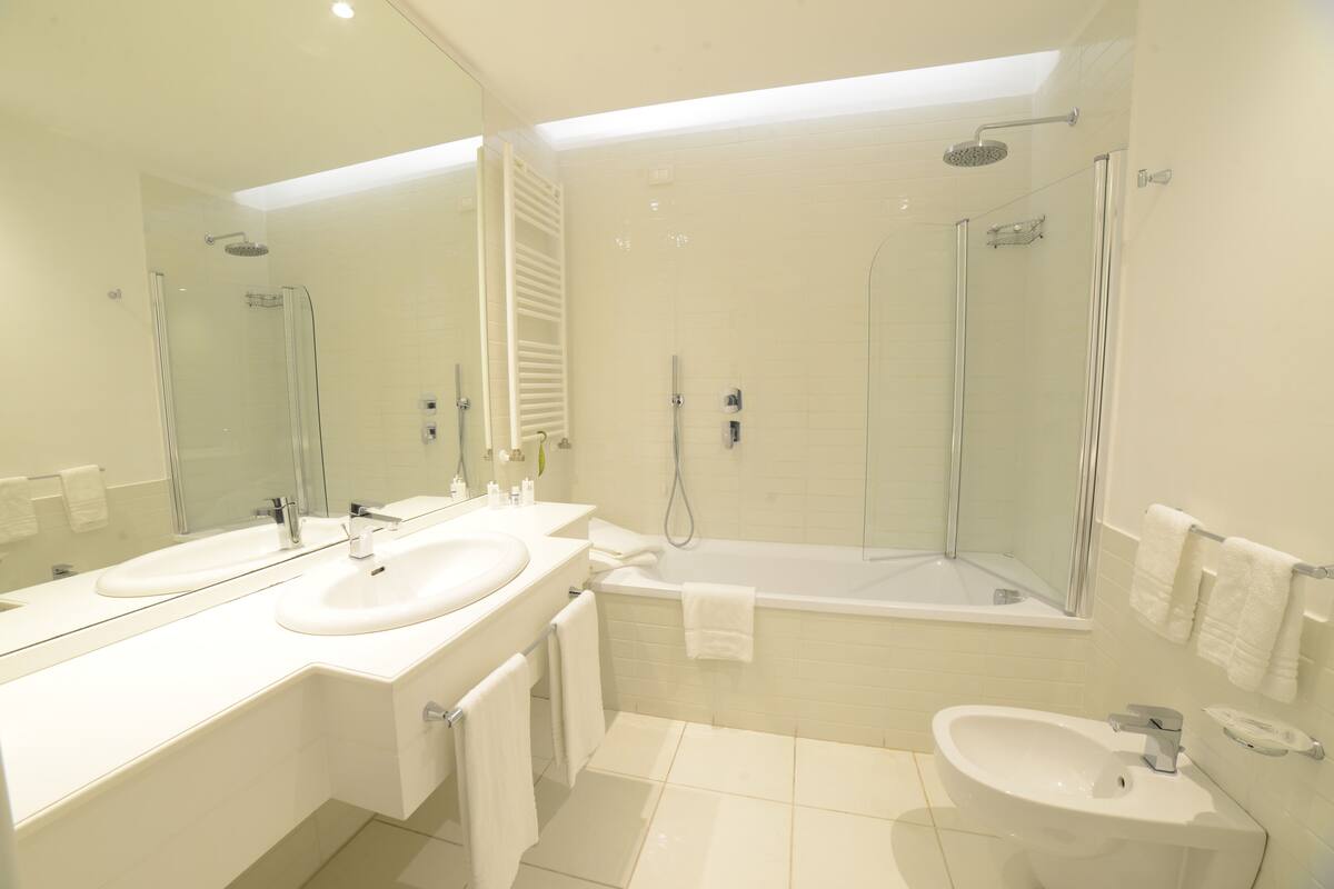 superior double or twin room, terrace, sea view | bathroom | shower, free toiletries, hair dryer, bidet