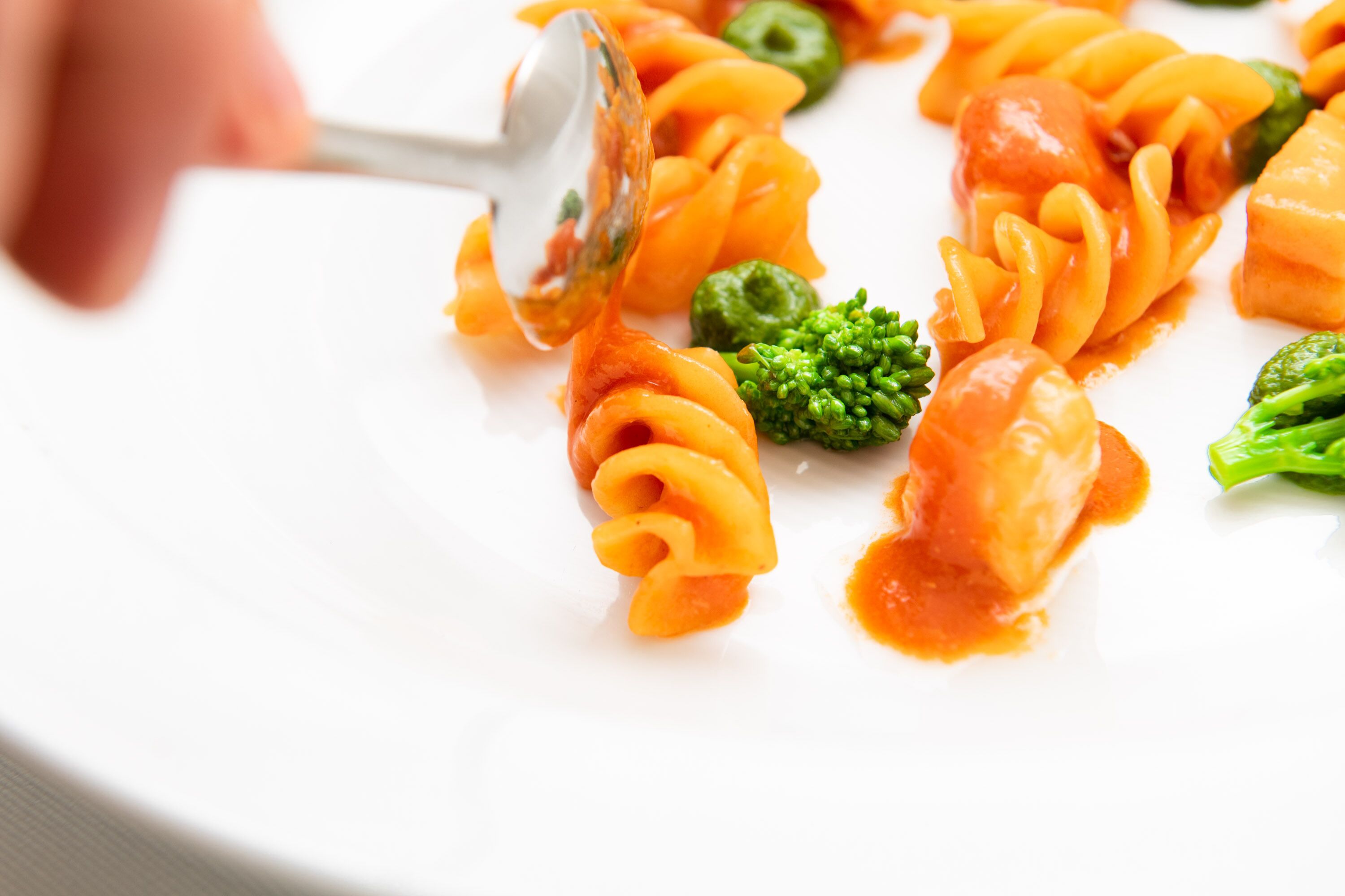 Eine Pasta-Zubereitung mit Brokkoli und Soße.