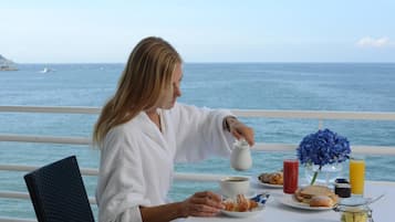 Petit déjeuner buffet (15 EUR par personne)