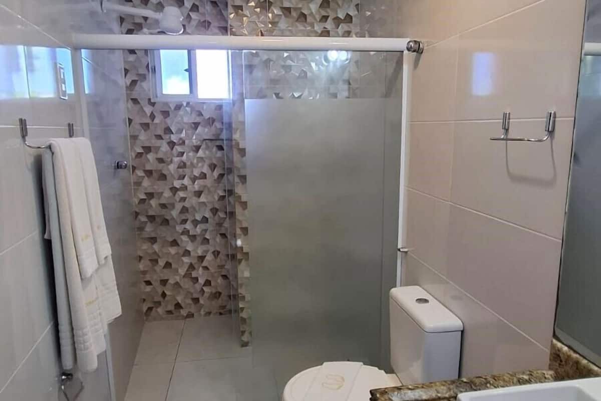 standard double room | bathroom | shower, rainfall showerhead, free toiletries, towels