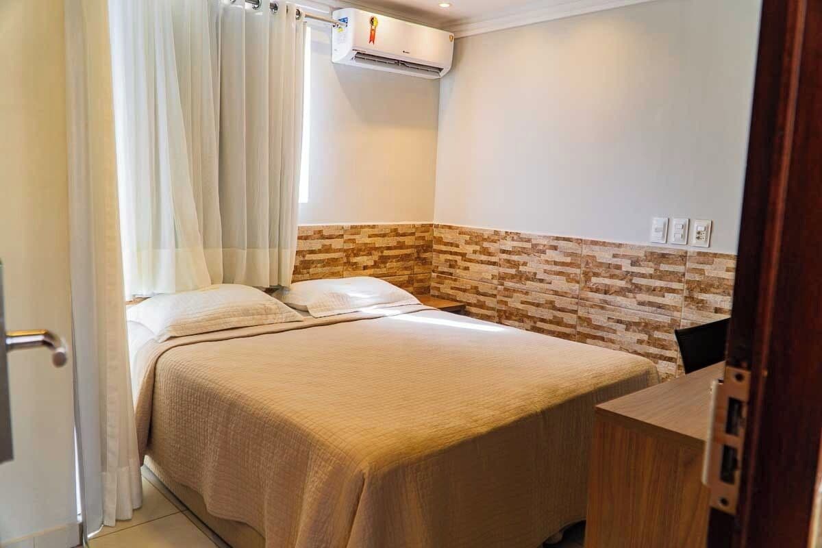 Frigobar, escrivaninha, Wi-Fi de cortesia, roupa de cama