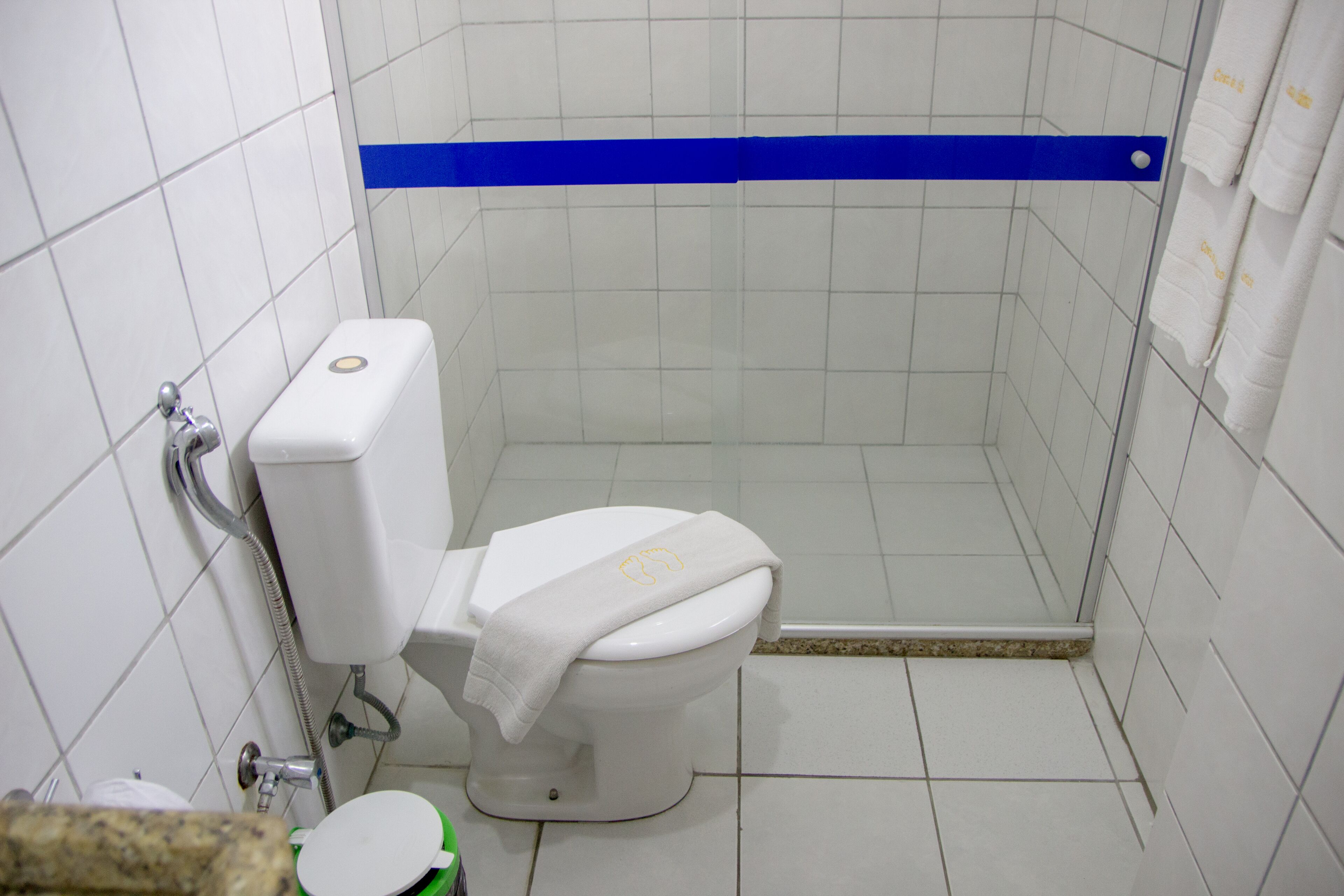 shower, rainfall showerhead, free toiletries, towels