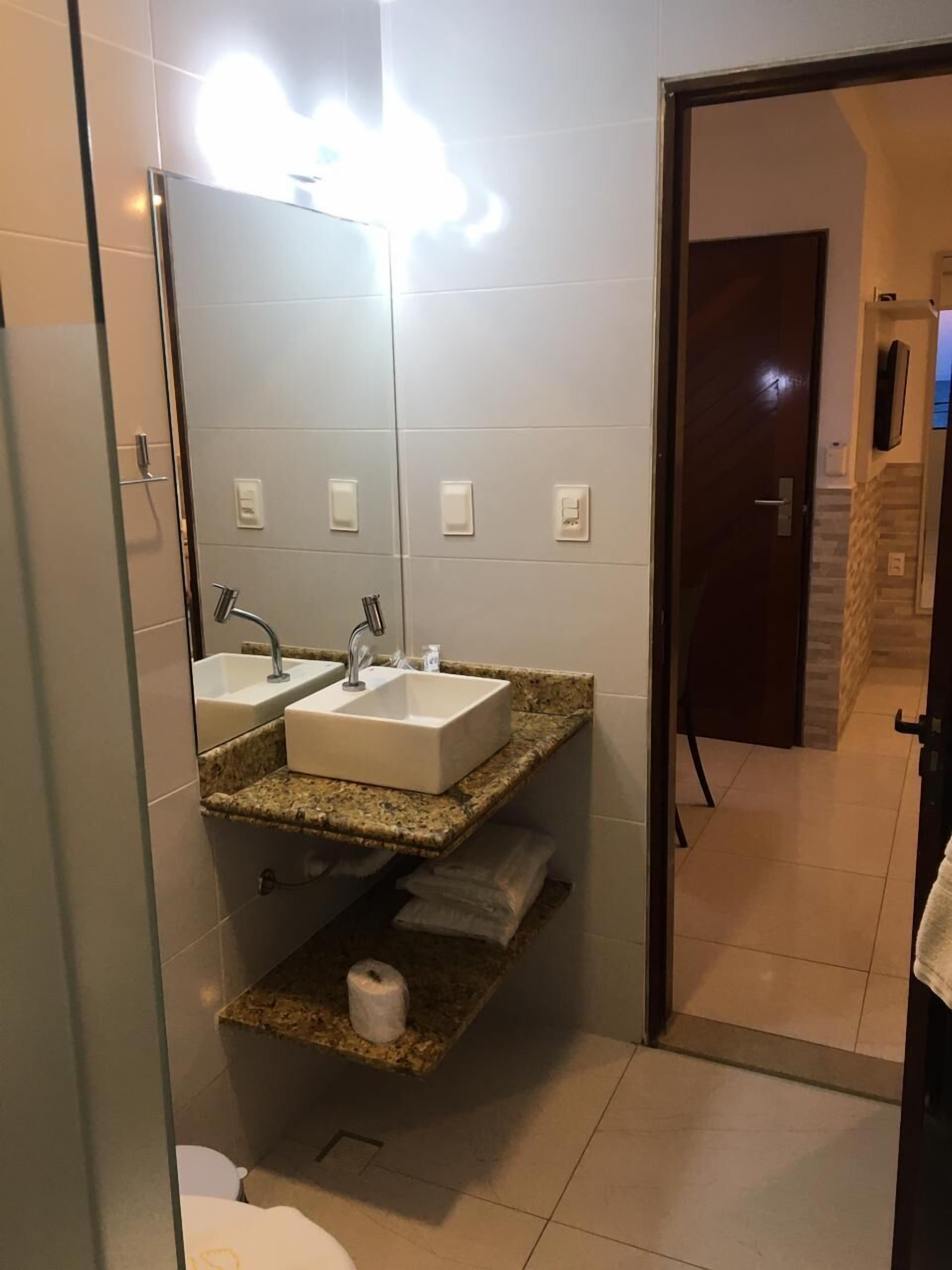 shower, rainfall showerhead, free toiletries, towels