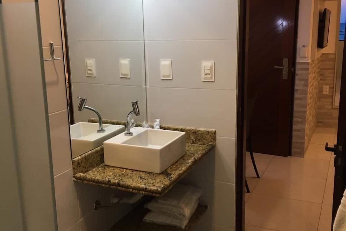 shower, rainfall showerhead, free toiletries, towels