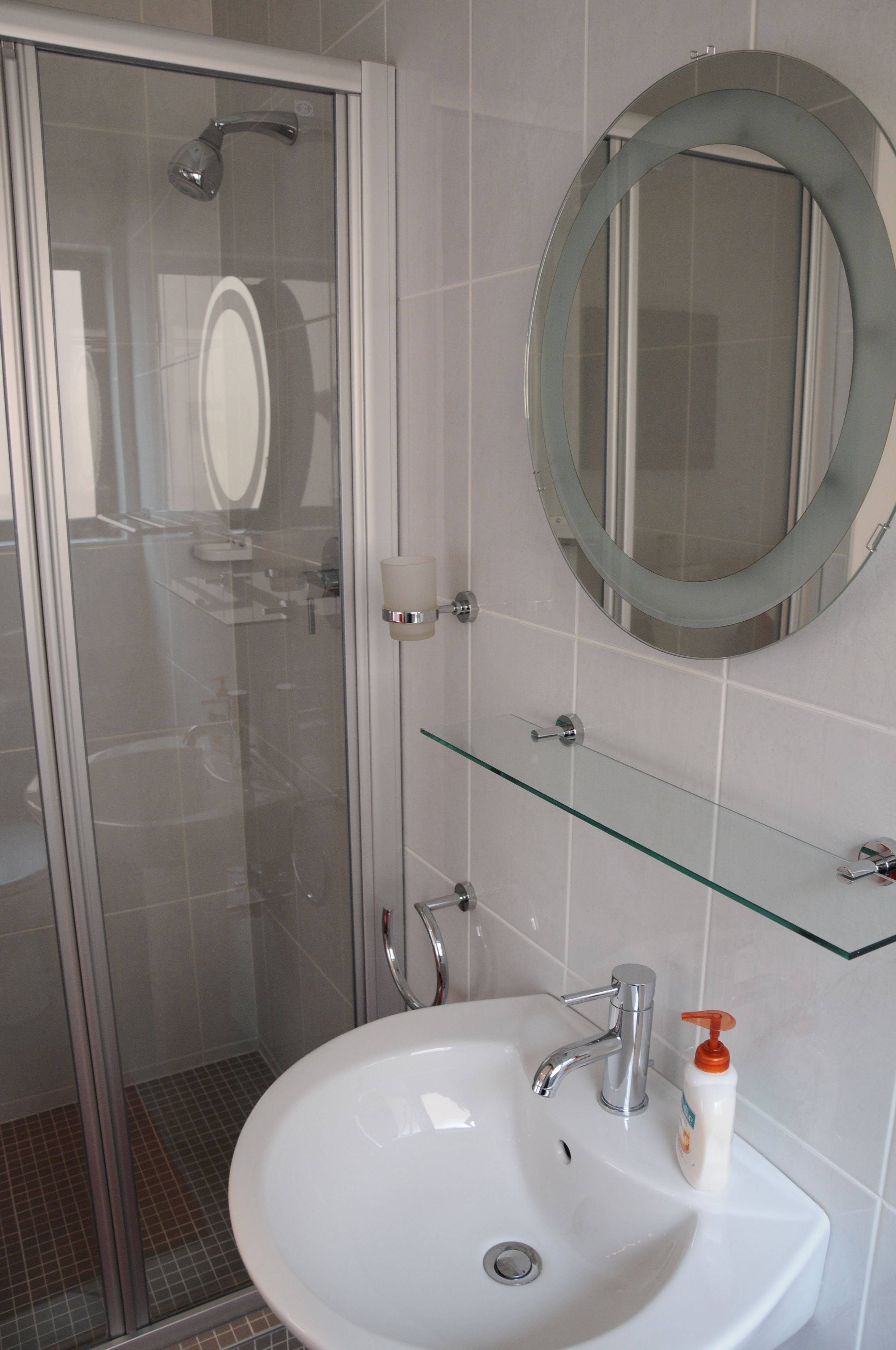 Apartamento, 3 quartos | Banheiro | Produtos de toalete grátis, secador de cabelo, toalhas de banho 