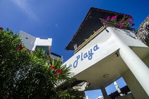 在海滩、间海滩酒吧