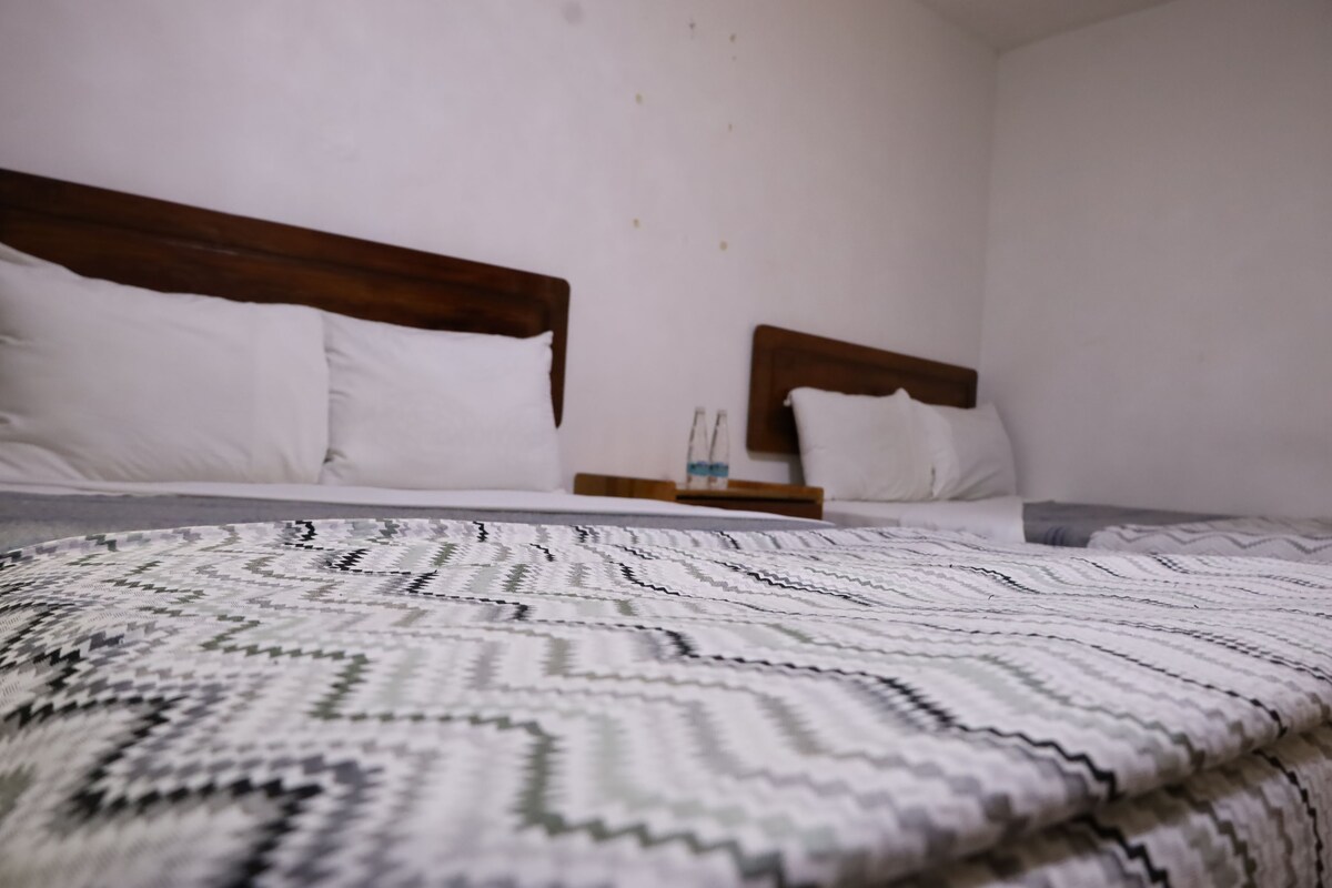 Edredón, cortinas blackout, tabla de planchar con plancha y wifi gratis