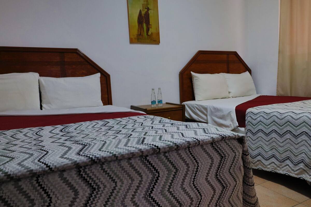 Edredón, cortinas blackout, tabla de planchar con plancha y wifi gratis 