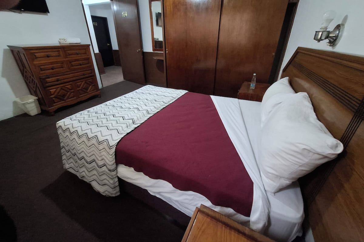 Habitación, 1 cama matrimonial | Edredón, decoración personalizada y muebles diferentes