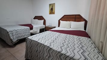 Habitación, 2 camas matrimoniales | Edredón, cortinas blackout, tabla de planchar con plancha y wifi gratis
